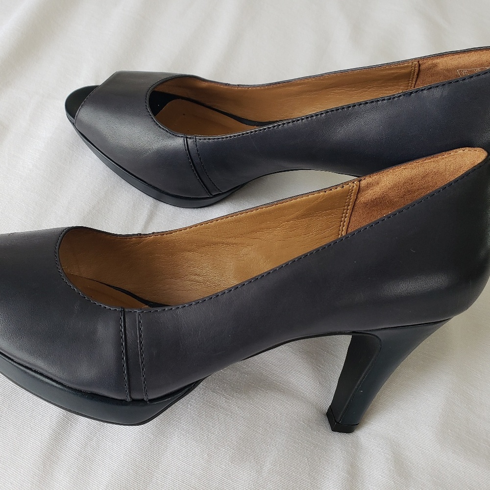 NWOT Clarks navy leather open toe pumps.
